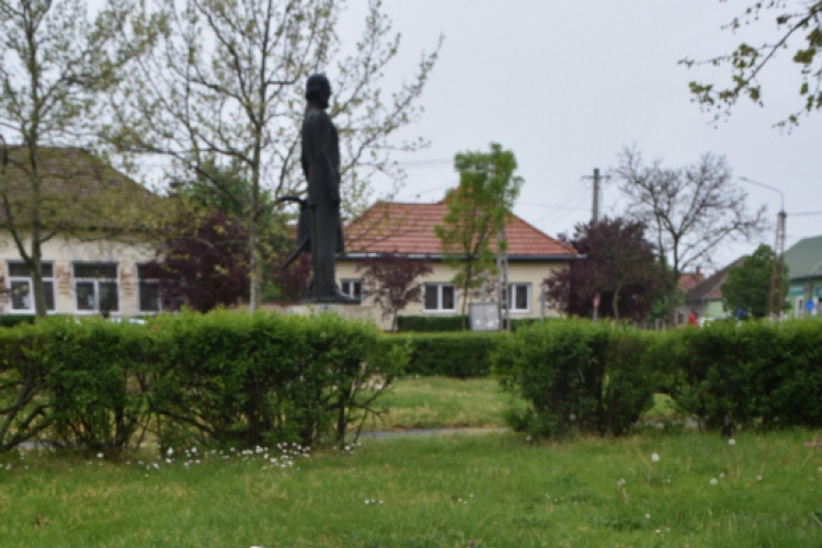 Czigle fűzfákat ültettek a Malom térre