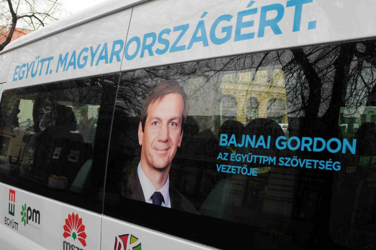 Esőben is kampányoltak Cegléden