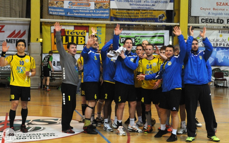 Jönnek – mennek a kézisek