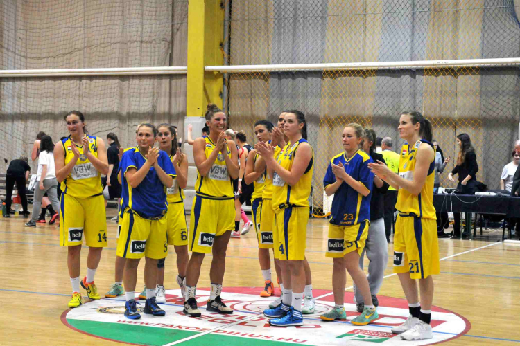 CEGLÉDI EKK–PINKK PÉCSI 424 64–75 