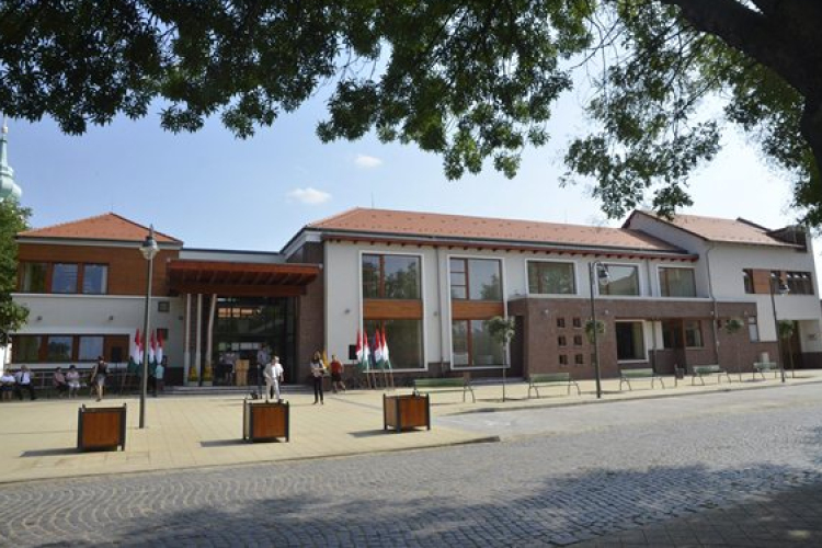 Multifunkcionális közösségi házat avattak Abonyban