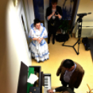 Zenés kávéház a könyvtárban