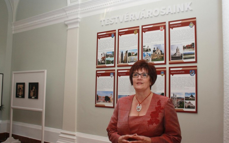 Ceglédre jönnek a testvérek