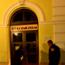 Csendes gyertyagyújtás a Dobmúzeum előtt