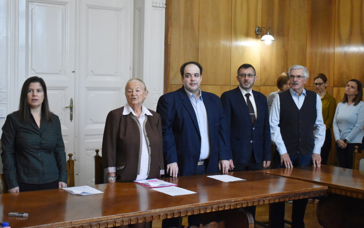 Esküt tettek, alakuló ülést tartottak