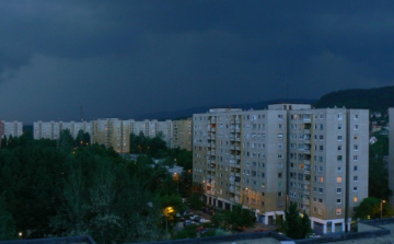 Pusztító szél és jégeső közelít