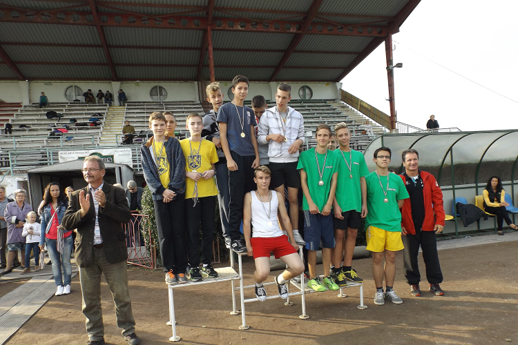 Öt iskola atlétái a CVSE pályán