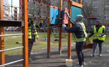 Fertőtlenítik a játszótereket