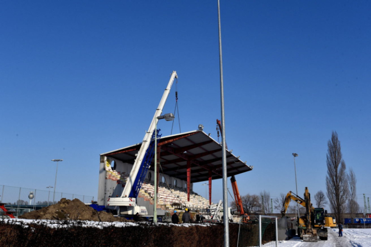 Bontják a lelátót