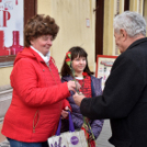 Szegfűvel köszöntötték a hölgyeket