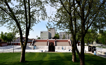 Sátorbontás az uszodában 