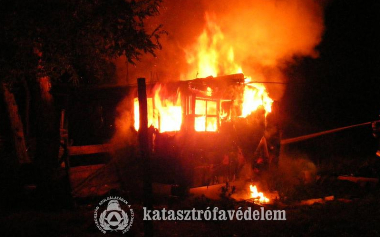 Katonai bódé gyulladt ki Cegléd közelében