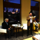 Zenés kávéház a könyvtárban