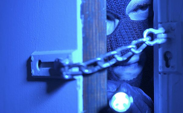 Ceglédi kisboltokat fosztogattak