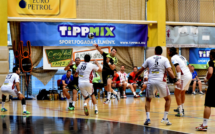 Sztárcsapattal kezdték meg a szezont a kézisek