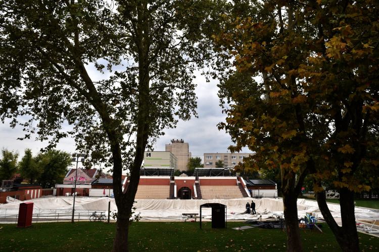 A télre készülnek...sátortető építés