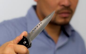 Késsel fenyegették meg a vonaton