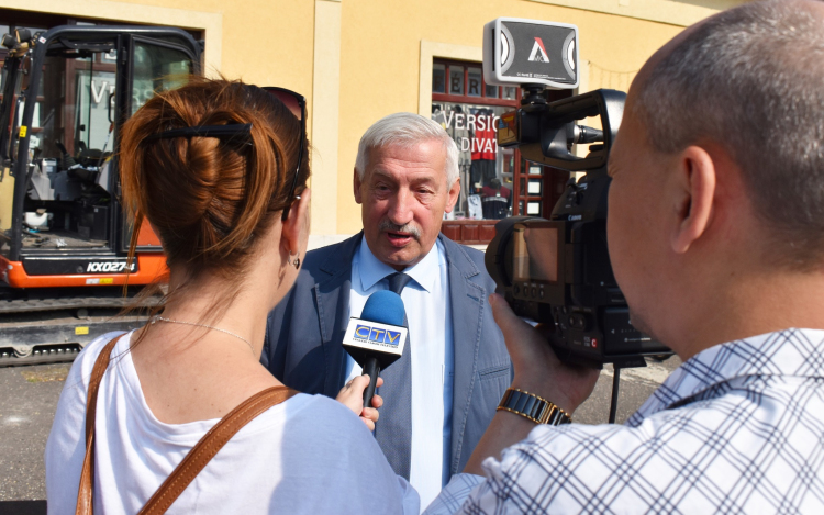 Elkezdődött a Kossuth Ferenc utca, Szárcsa- és Páva utca között határolt ingatlanok előtti területének a felújítása