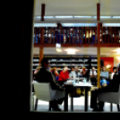 Zenés kávéház a könyvtárban