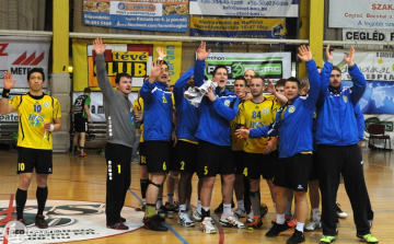 Jönnek – mennek a kézisek