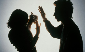 Zaklatta, majd felpofozta