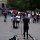 Demonstráció az éjszakai autóversenyzés ellen