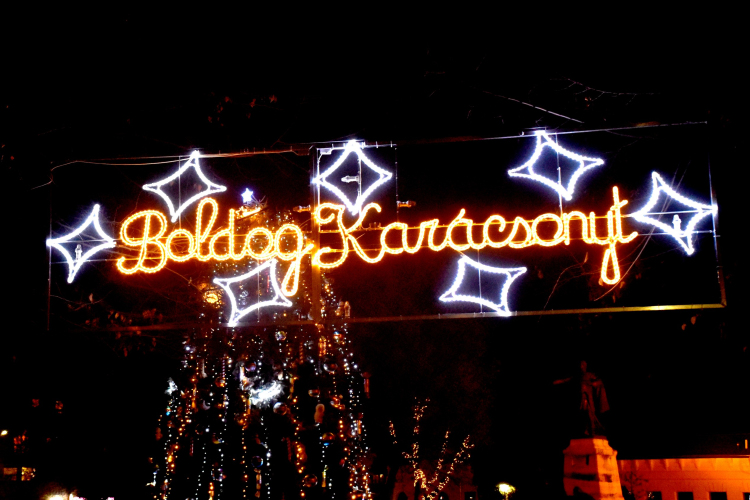 Gyönyörű karácsonyi fénybe borult a Szabadság tér