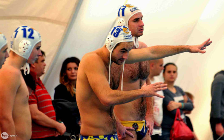 Egál volt a medencében