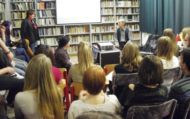 Egy izgalmas éjszaka a könyvtárban