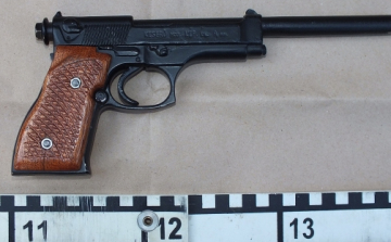 Fegyvereket foglaltak le egy ceglédi házban - KÉPEK