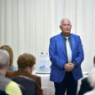 Derűbe mártott toll