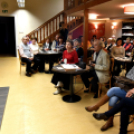 Zenés kávéház a könyvtárban