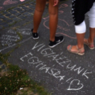 Demonstráció az éjszakai autóversenyzés ellen