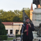 Demonstráció az éjszakai autóversenyzés ellen