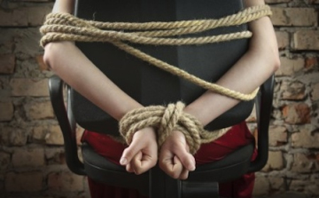 Fém rollerrel ütötték, majd székhez kötözték 