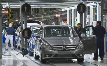 Leépítést fontolgat a kecskeméti Mercedes gyár