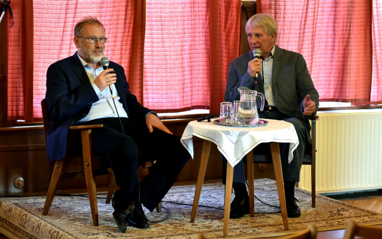 Dr. Beck Györggyel beszélgettek a gimiben