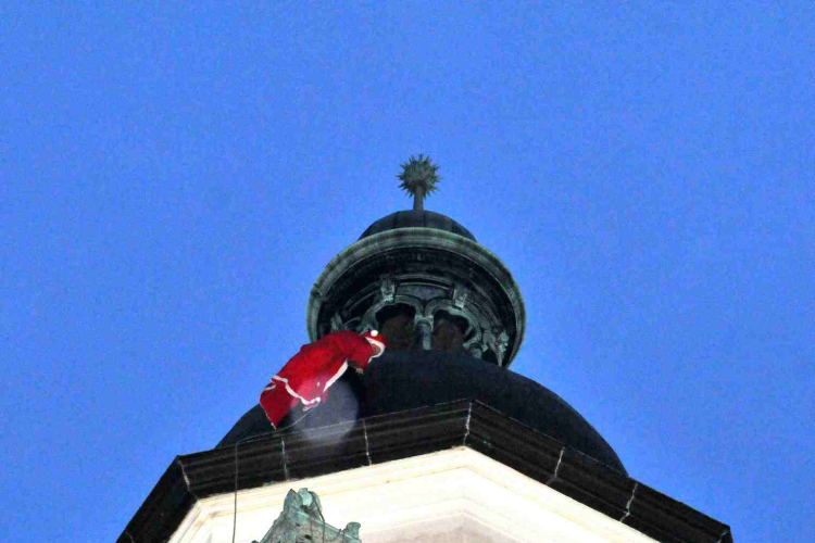 Ceglédi mikulás a templomtoronyból