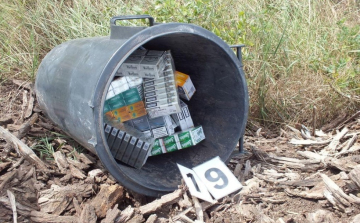 Kukába rejtették a lopott cigit