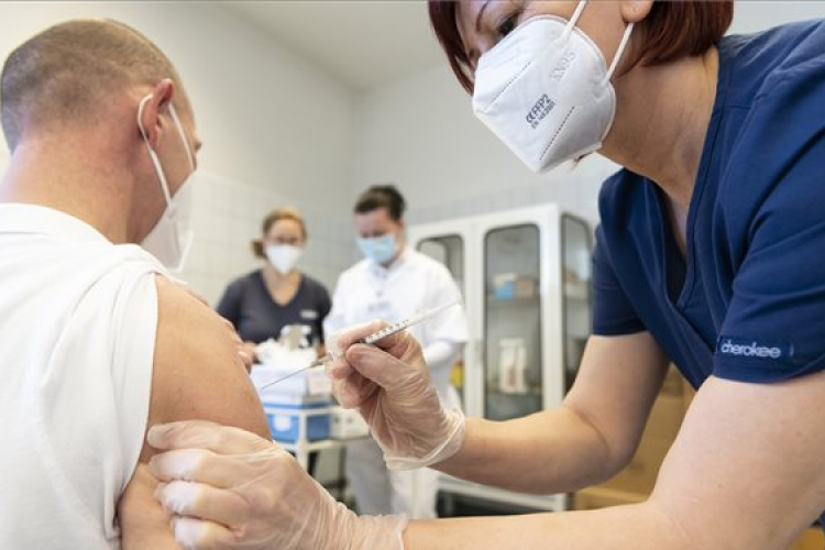 Heti 60 ezer adag oltóanyaggal számol januárban Ausztria
