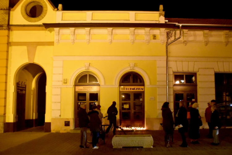 Csendes gyertyagyújtás a Dobmúzeum előtt