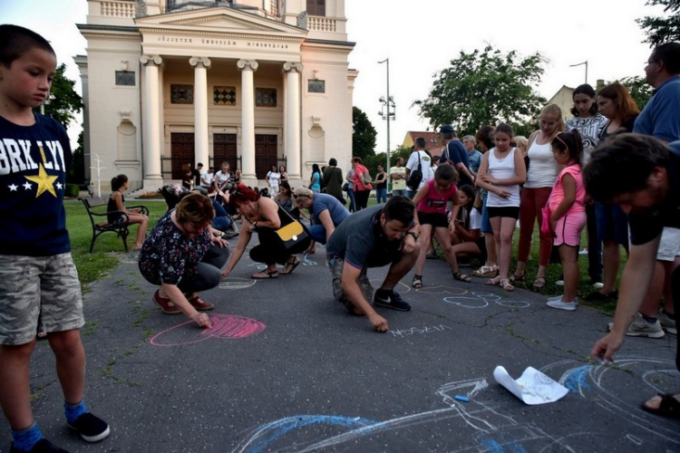 Demonstráció az éjszakai autóversenyzés ellen