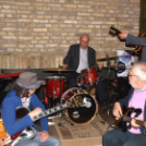 Csendes gyertyagyújtás a Dobmúzeum előtt