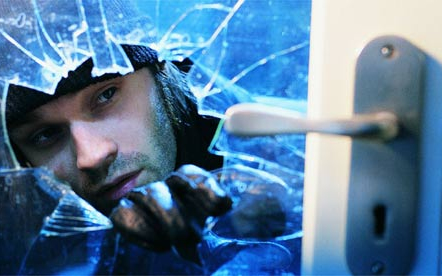 Ceglédi sportüzletbe törtek be - videó