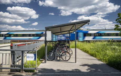 Több mint 300 új kerékpártárolót épít a MÁV a ceglédi vonalon