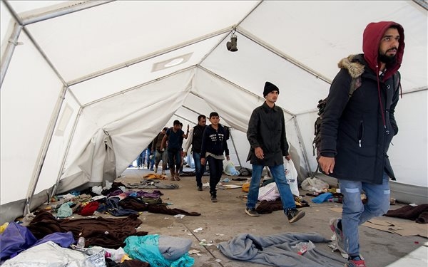 Új módszer szerint regisztrálják a migránsokat a balkáni útvonalon