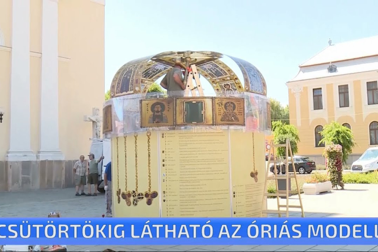 Még augusztus 15-ig látható a Szent Korona óriás modellje Cegléden