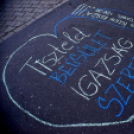 Demonstráció az éjszakai autóversenyzés ellen