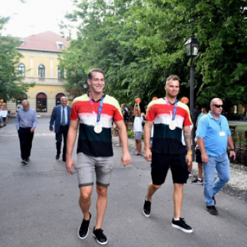 Vízilabda olimpikonok a főtéren