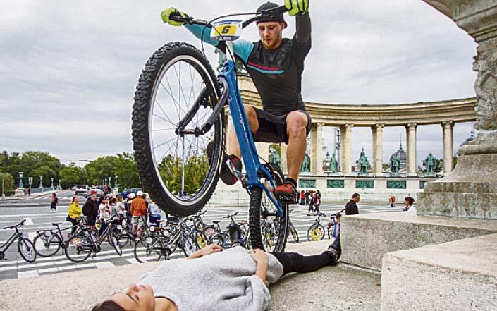 Bringával gázolt át Hege a szépségkirálynőn